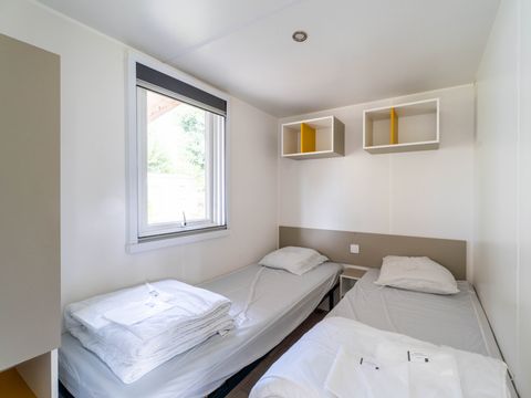 Mobilhome 6 personnes - Homeflower Premium 31m² - 3 chambres + terrasse semi-couverte + lave-vaisselle + TV 6 pers