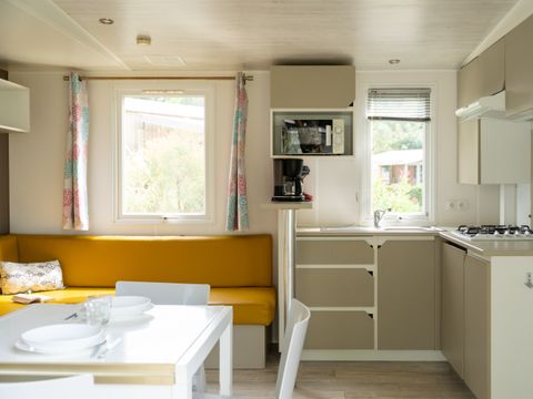 Mobilhome 6 personnes - Homeflower Premium 31m² - 3 chambres + terrasse semi-couverte + lave-vaisselle + TV 6 pers