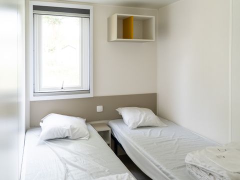 Mobilhome 6 personnes - Homeflower Premium 31m² - 3 chambres + terrasse semi-couverte + lave-vaisselle + TV 6 pers