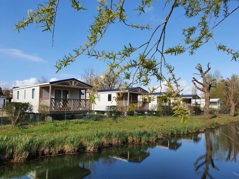MOBILHOME 4 personnes - Mobil Home Premium 25m² - 2 chambres + terrasse couverte + TV + Lave-vaisselle 2/4 pers