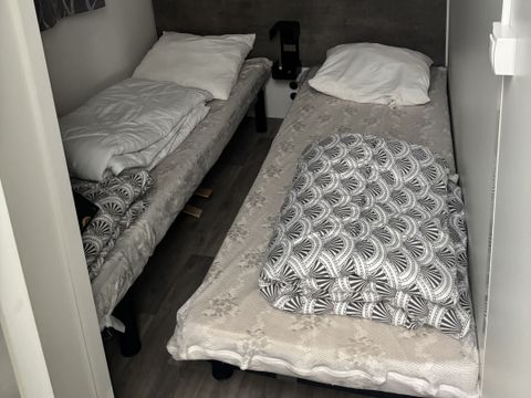 Mobilhome 8 personnes - Premium 42m² - 4 chambres + lave vaisselle + 2 salles de bain + terrasse couverte