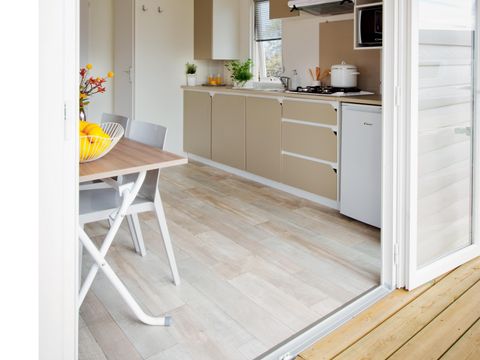 MOBILHOME 4 personnes - Mobil-Home ROMARIN Confort 32m² (2 chambres)+ - terrasse couverte 8 m² - TV + Climatisation 1/5 pers