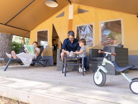 Tente en toile et en bois 1/5 personnes - Safari Lodge 37 m² - Sans sanitaires - 2 chambres - Terrasse couverte