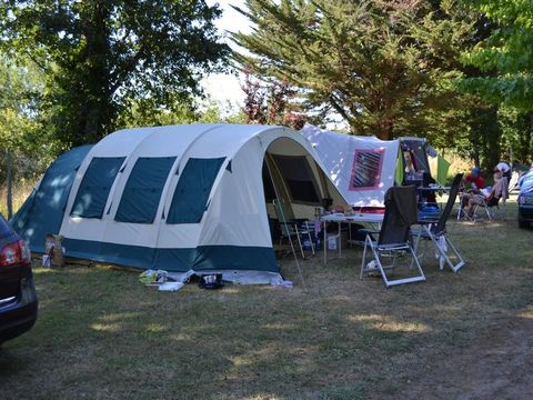 Emplacement - Emplacement Nature : véhicule + tente ou caravane ou camping-car