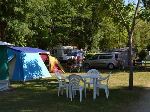 Emplacement - Emplacement Nature : véhicule + tente ou caravane ou camping-car