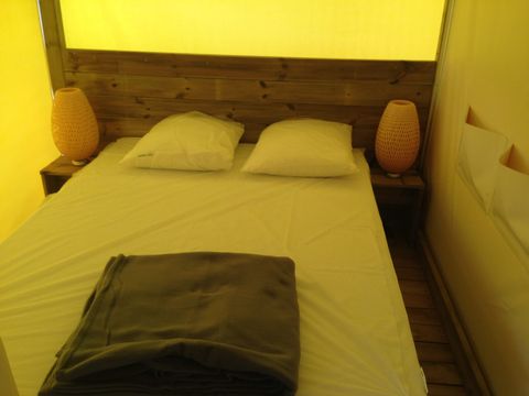 BUNGALOW TOILÉ 5 personnes - Freeflower Confort 29m2 dont 8m² de terrasse (2 chambres - sans sanitaires privés) + TV 5 pers