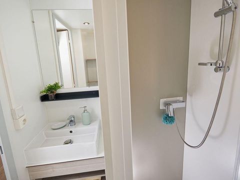 MOBILHOME 4 personnes - Cottage Premium 32m² (2ch) + Terrasse couverte + clim + LV + TV + linge de maison 4 pers
