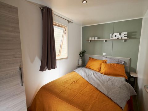 MOBILHOME 4 personnes - Cottage Premium 32m² (2ch) + Terrasse couverte + clim + LV + TV + linge de maison 4 pers
