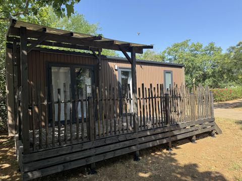MOBILHOME 4 personnes - Cottage Premium 32m² (2ch) + Terrasse couverte + clim + LV + TV + linge de maison 4 pers