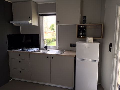 MOBILHOME 4 personnes -  Mobil-home confort 24 m2 (2 ch-4 pers) + TV + terrasse 4 pers
