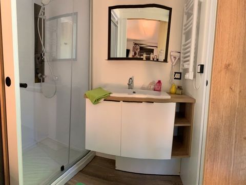 MOBILHOME 6 personnes - exclusif, climatisé, wifi, 3 chambres, 2 salles de bain, 6 personnes.