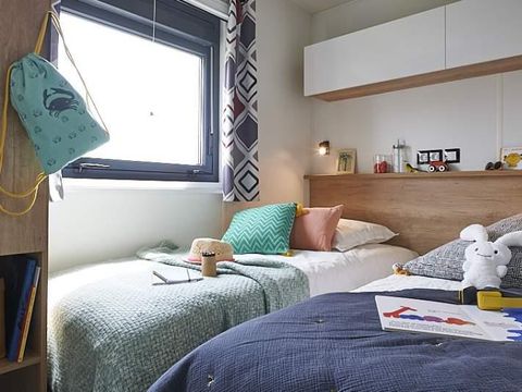 MOBILHOME 6 personnes - exclusif, climatisation, wifi, 3 chambres, 2 salles de bain, 6 personnes dans village western