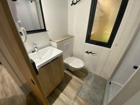 MOBILHOME 6 personnes - exclusif, climatisation, wifi, 3 chambres, 2 salles de bain, 6 personnes dans village western