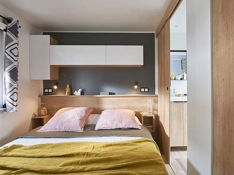 MOBILHOME 6 personnes - exclusif, climatisation, wifi, 3 chambres, 2 salles de bain, 6 personnes dans village western