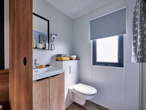 MOBILHOME 6 personnes - exclusif, climatisation, wifi, 3 chambres, 2 salles de bain, 6 personnes dans village western