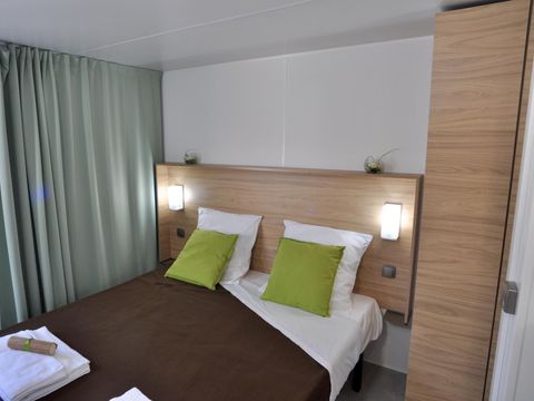 MOBILHOME 4 personnes - Premium 2 chambres, climatisation, 2 cabanes trappeur