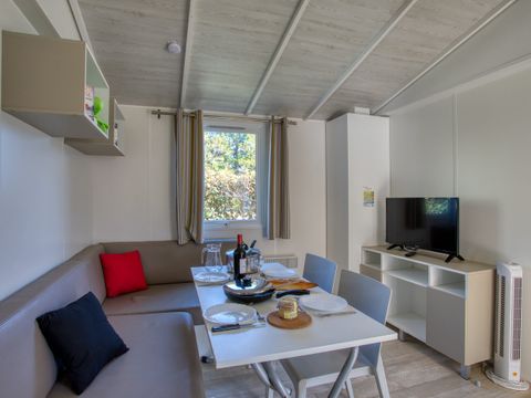 Mobilhome 4 personnes - Confort 30m² - 2 chambres - Terrasse couverte 13m² - TV