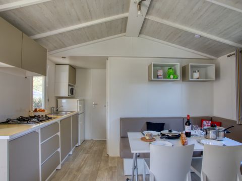 Mobilhome 4 personnes - Confort 30m² - 2 chambres - Terrasse couverte 13m² - TV