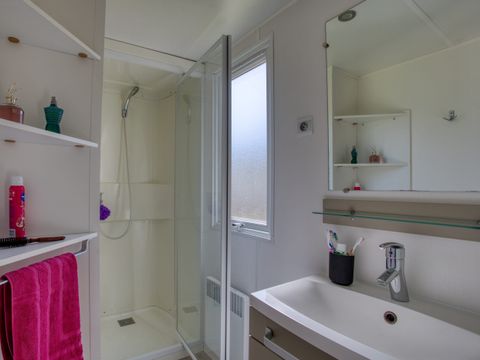 Mobilhome 4 personnes - Confort 30m² - 2 chambres - Terrasse couverte 13m² - TV
