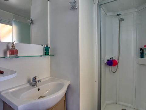 Mobilhome 4 personnes - Confort 26m² - 2 chambres - Terrasse couverte - TV
