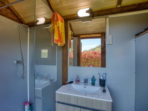 Emplacement - Forfait Premium Freecamp Guinguette - emplacement équipé d'une douche et d'un sanitaire privés.