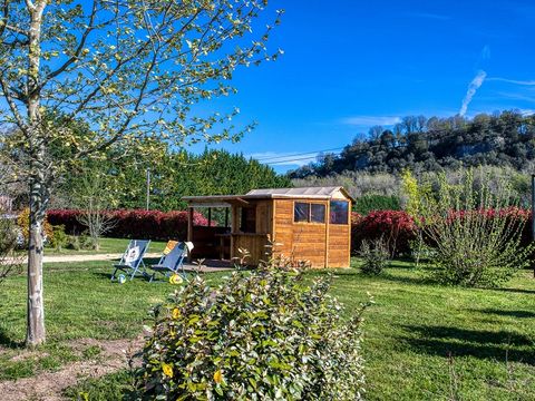 Emplacement - Forfait Premium Freecamp Guinguette - Équipé d'une douche et d'un sanitaire privés.