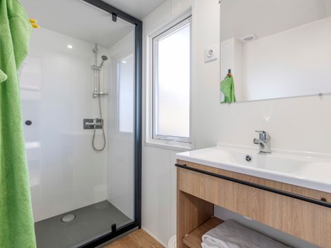 Mobilhome 4 personnes - HomeFlower Premium 29m² - 2 chambres - Terrasse semi-couverte - Lave-vaisselle - TV - Draps - Clim