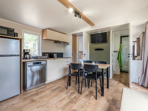Mobilhome 4 personnes - HomeFlower Premium 29m² - 2 chambres - Terrasse semi-couverte - Lave-vaisselle - TV - Draps - Clim
