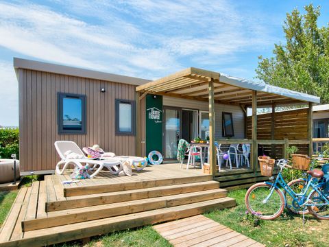 Mobilhome 4 personnes - HomeFlower Premium 29m² - 2 chambres - Terrasse semi-couverte - Lave-vaisselle - TV - Draps - Clim