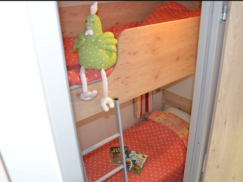 Hébergement 4 personnes - Roulotte Standard 20m² (2 chambres) - salon de jardin 4 pers.