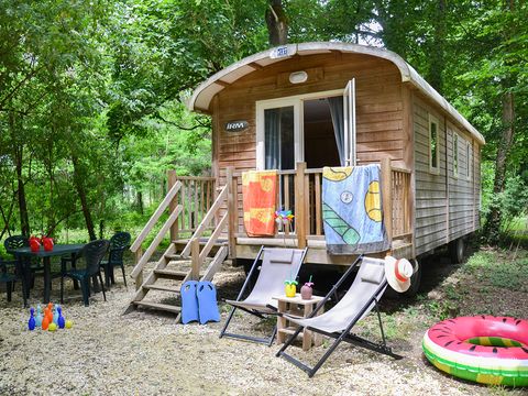 HÉBERGEMENT INSOLITE 4 personnes - Roulotte Standard 20m² (2 chambres) - salon de jardin 4 pers.