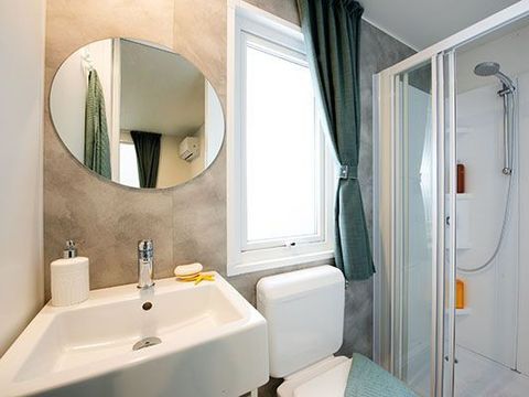 MOBILHOME 6 personnes - Premium | 3 Ch. | 6 Pers. | Terrasse surélevée | 2 SDB | Clim. | TV