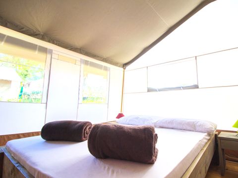 TENTE TOILE ET BOIS 5 personnes - Valkanela - Tente safari + sanitaires + climatisation (5P)