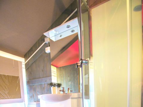 Tente en toile et en bois 5 personnes - Valkanela - Tente safari + sanitaires + climatisation (5P)