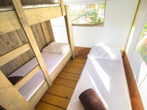 Tente en toile et en bois 5 personnes - Valkanela - Tente safari + sanitaires + climatisation (5P)