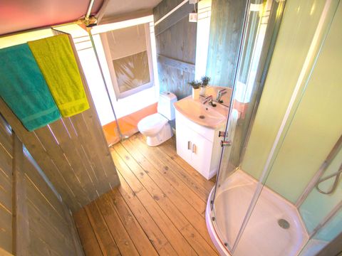 TENTE TOILE ET BOIS 5 personnes - Valkanela - Tente safari + sanitaires + climatisation (5P)