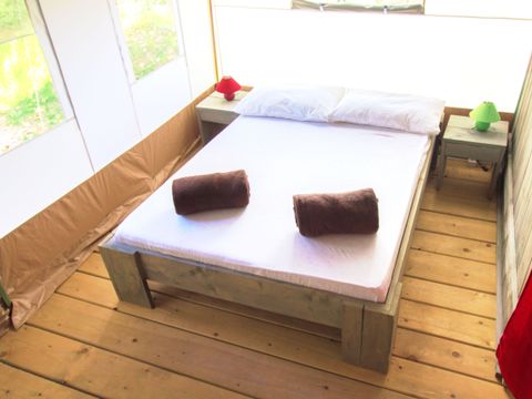 TENTE TOILE ET BOIS 5 personnes - Valkanela - Tente safari + sanitaires + climatisation (5P)