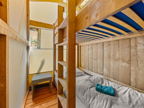 TENTE TOILE ET BOIS 5 personnes - Valkanela - Tente safari + sanitaires + climatisation (6P)