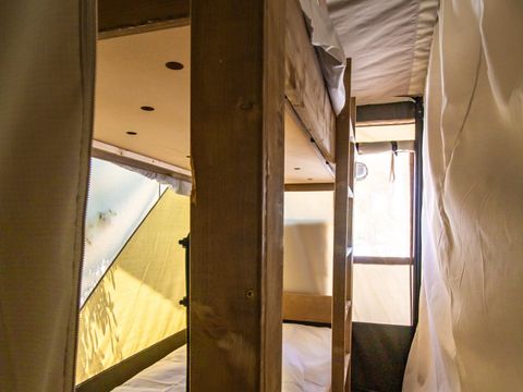 TENTE TOILE ET BOIS 5 personnes - Valkanela - Tente safari + sanitaires + climatisation (6P)