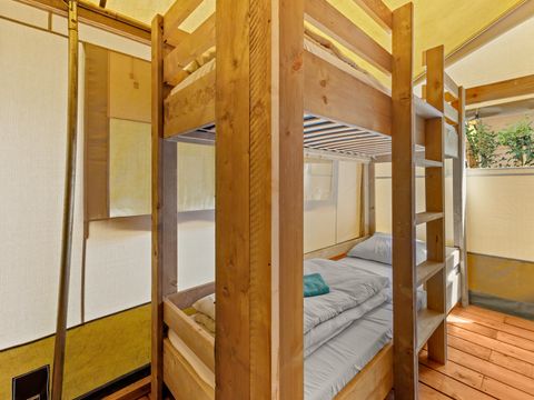 TENTE TOILE ET BOIS 5 personnes - Valkanela - Tente safari + sanitaires + climatisation (6P)