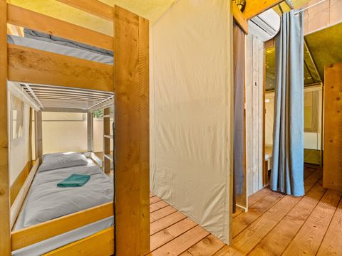 TENTE TOILE ET BOIS 5 personnes - Valkanela - Tente safari + sanitaires + climatisation (6P)