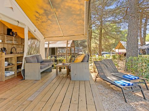 TENTE TOILE ET BOIS 5 personnes - Valkanela - Tente safari + sanitaires + climatisation (6P)