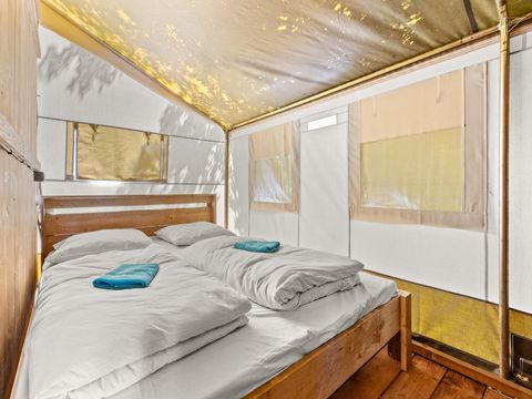 TENTE TOILE ET BOIS 5 personnes - Valkanela - Tente safari + sanitaires + climatisation (6P)