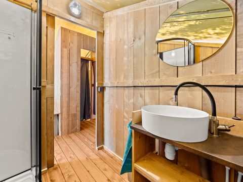 TENTE TOILE ET BOIS 5 personnes - Valkanela - Tente safari + sanitaires + climatisation (6P)