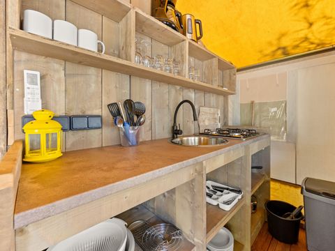 TENTE TOILE ET BOIS 5 personnes - Valkanela - Tente safari + sanitaires + climatisation (6P)