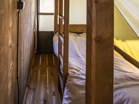 TENTE TOILE ET BOIS 5 personnes - Valkanela - Tente safari + sanitaires + climatisation (6P)