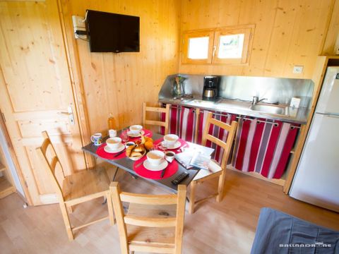 CHALET 4 personnes - Bois Confort 24m² 2 chambres + terrasse couverte + TV 4 pers
