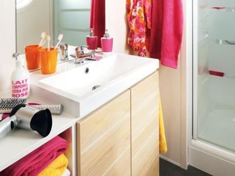 MOBILHOME 4 personnes - Mobil-home Confort 27m² 2 chambres dont terrasse semi-couverte 18m² + TV