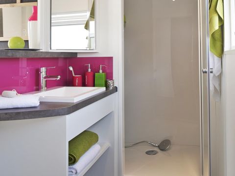 MOBILHOME 4 personnes - VIP - 2 chambres - CLIM - TV - PLANCHA - LV