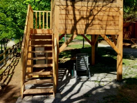 Tente en toile et en bois 2 personnes - Tente baroudeur sur pilotis